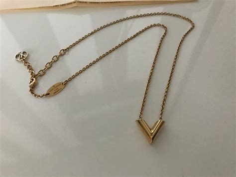 louis vuitton v ketting bijenkorf|Louis Vuitton essential v.